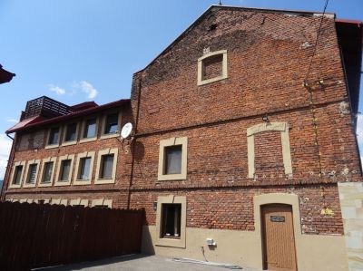 Skrzydło "dużego" młyna handlowego z 1938 roku, południowo-zachodnia ściana szczytowa. Po lewej skrzydło młyna od ul. Łąkowej. Materiały Biura Miejskiego Konserwatora Zabytk&oacute;w UM Rzeszowa